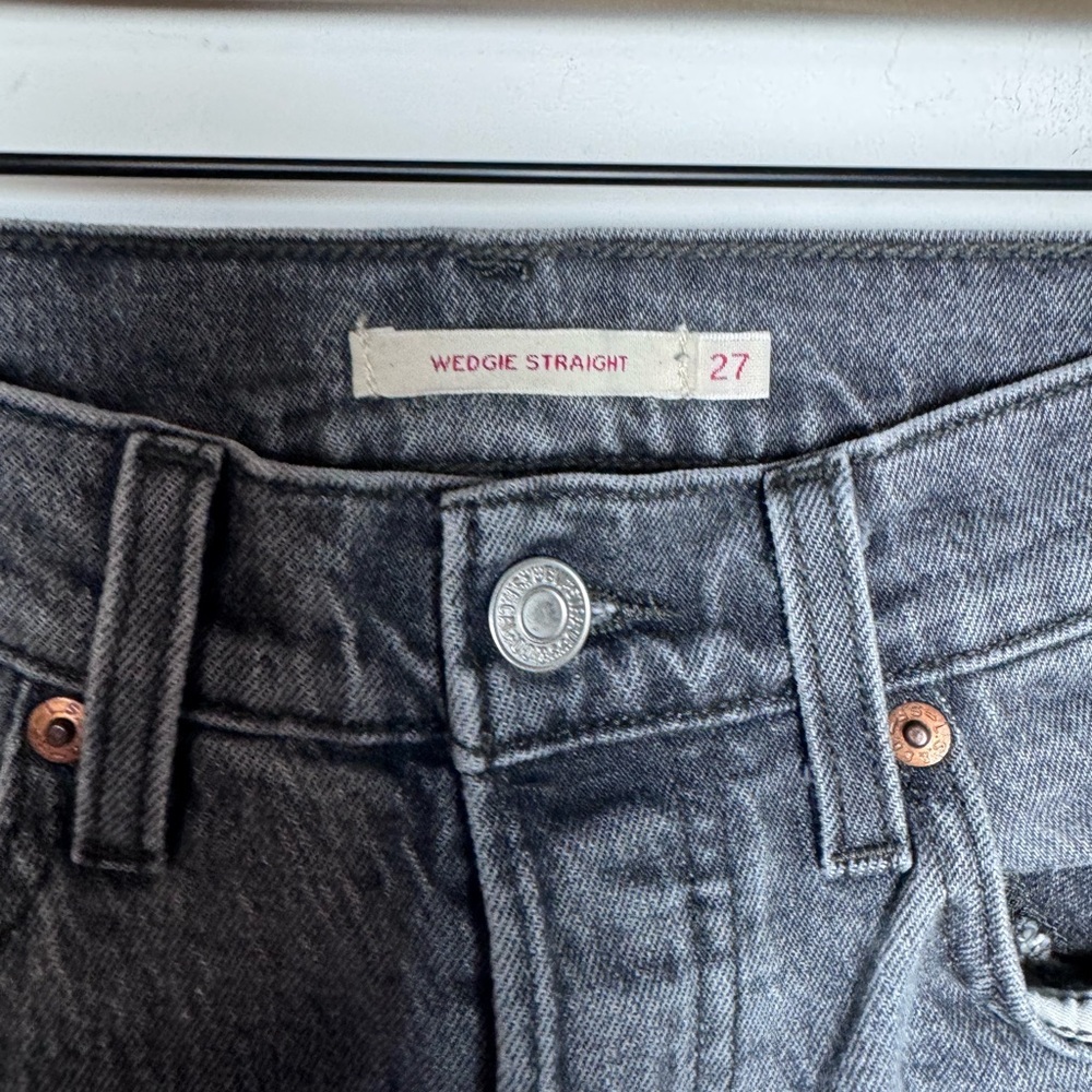 Levi’s Wedgie Straight Raw Hem Jeans - Picture 6 of 10